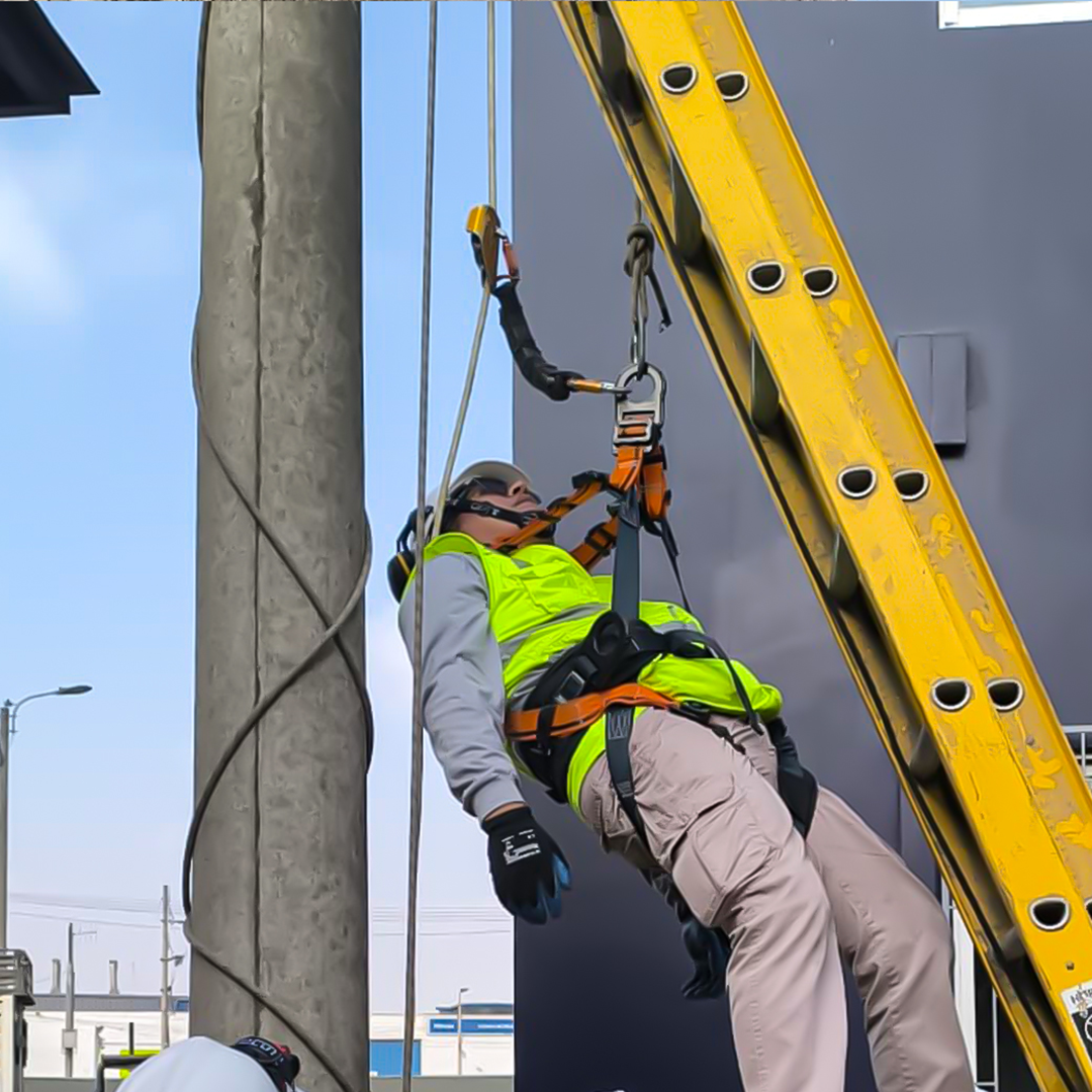 Uso del arnés de seguridad al realizar trabajos en alturas