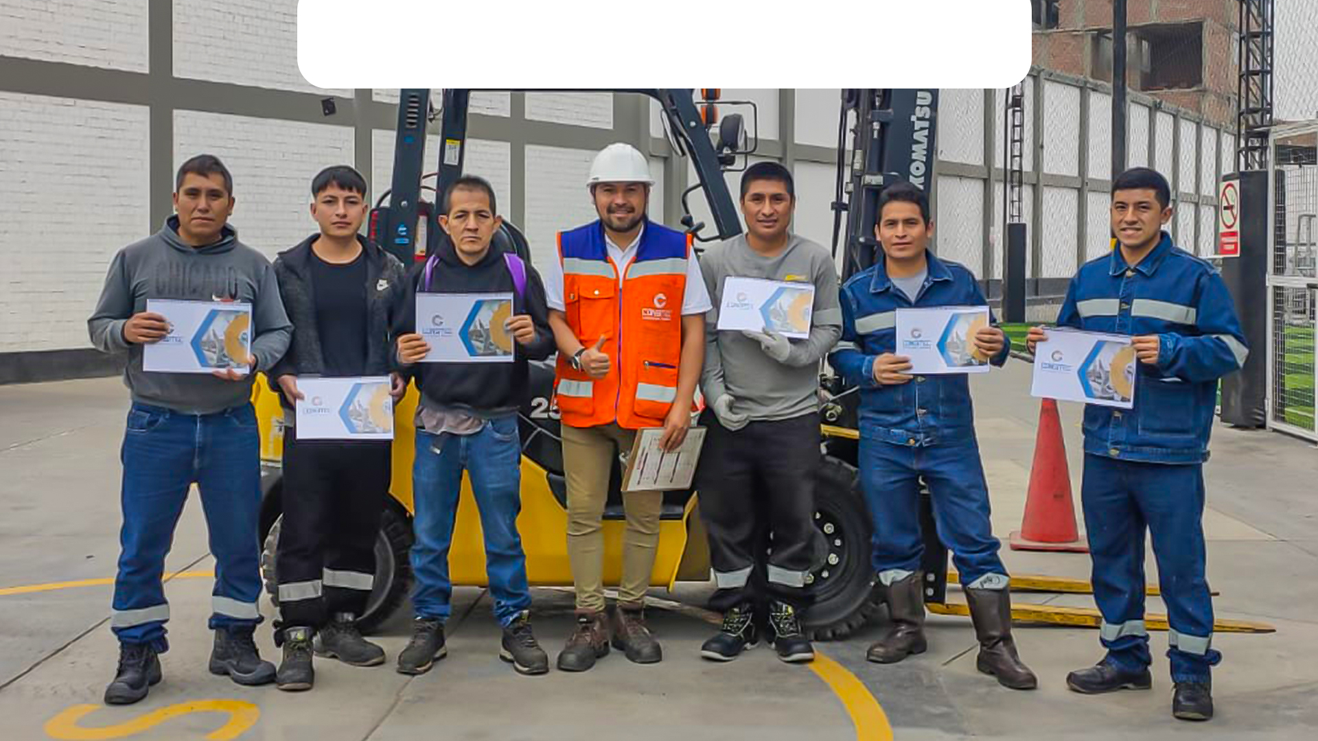 Grupo de operadores certificados por Consitec mostrando sus certificados