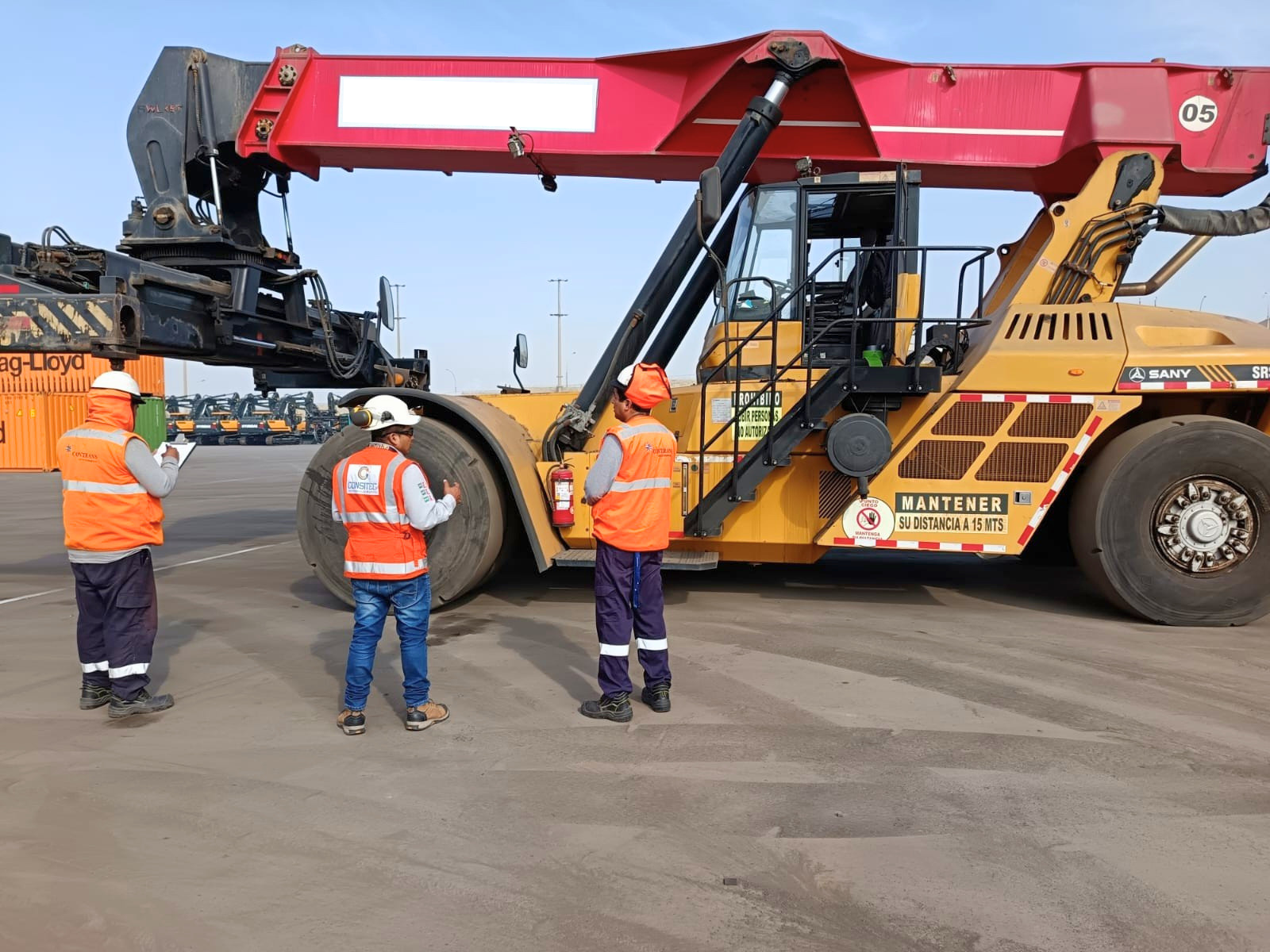 Inspección de operación de Reach Stacker por Consitec Perú