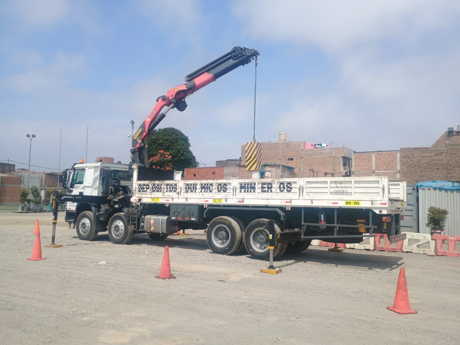 Izaje con grúa articulada en operación de campo.