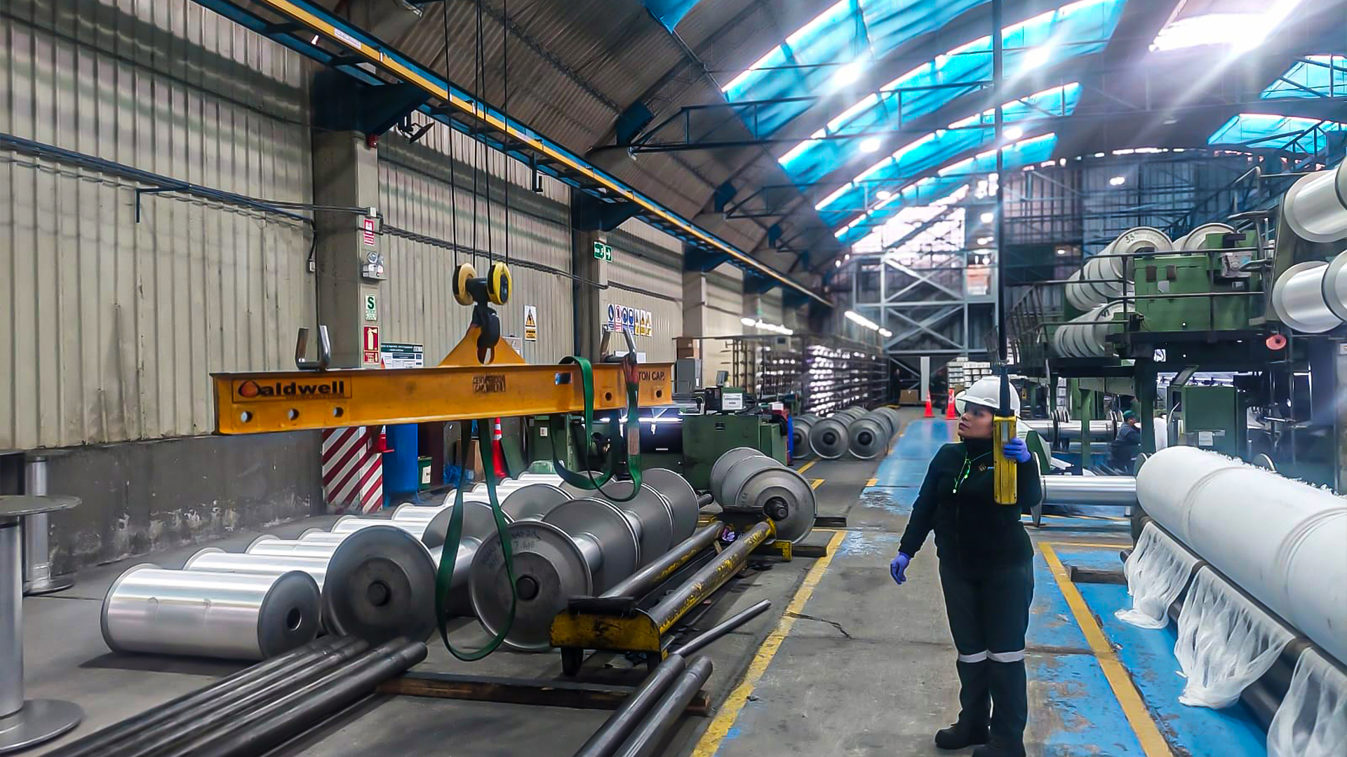Operadora mujer en entrenamiento de puente grúa.