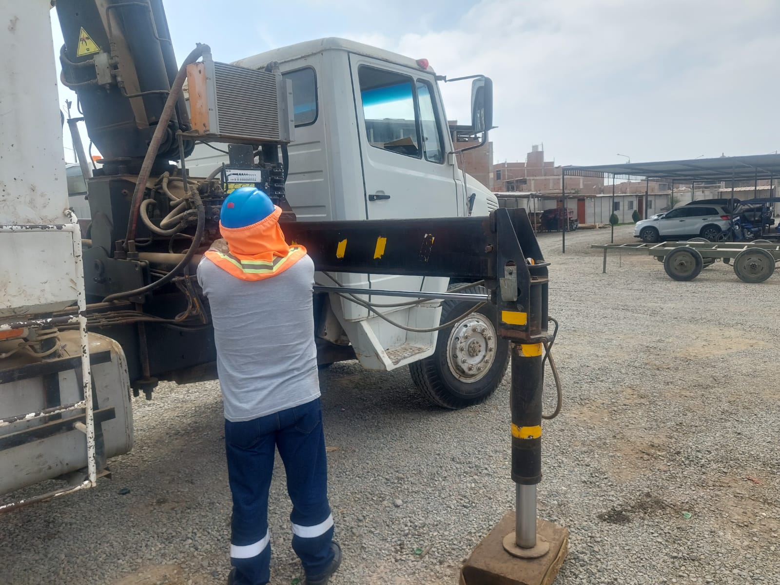 Personal de empresas en capacitación de grúa articulada