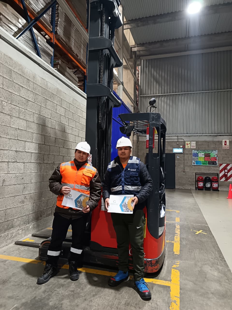 Operadores certificados en operación segura de apilador eléctrico