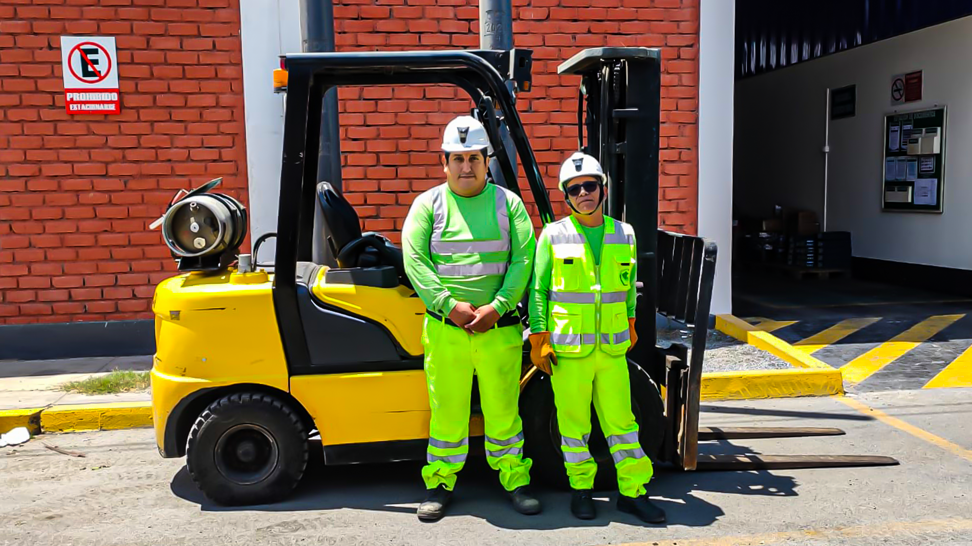 Operadores certificados de montacargas en capacitación con Consitec Perú