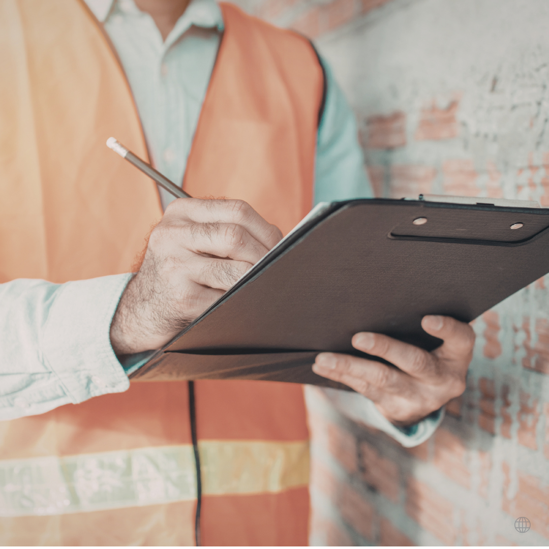 Supervisor de SST con un checklist de inspección