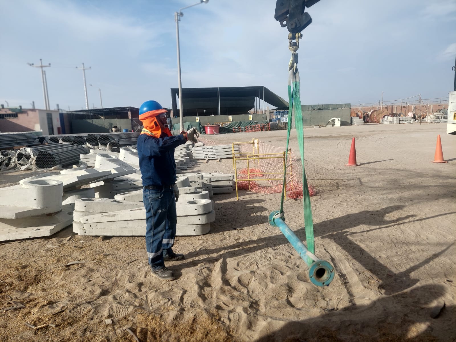 Rigger de grúa móvil en una práctica de campo.